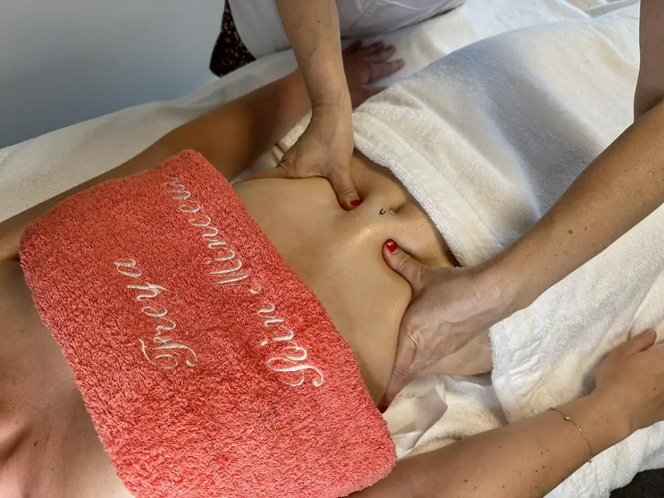 Drainage lymphatique manuel sur une patiente allongée